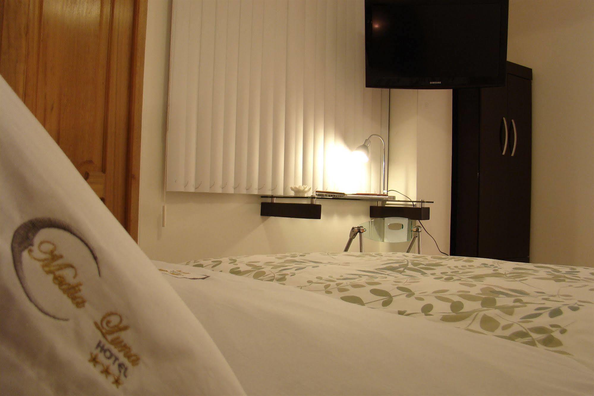 Hostal Media Luna 特鲁希略 外观 照片